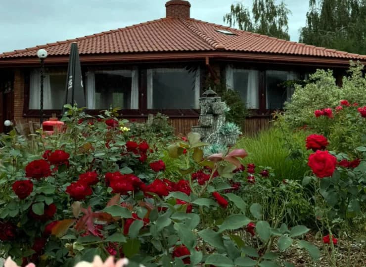 W ogrodzie mieści się wiata grillowa