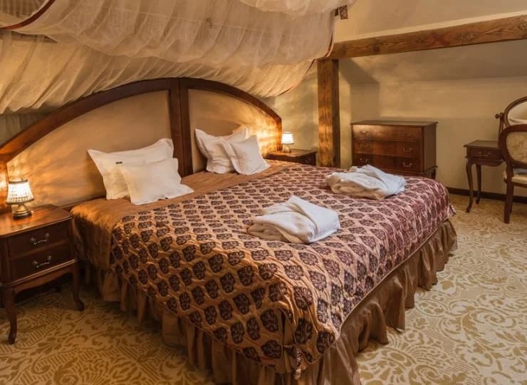 Dla komfortu gości w ciepłe dni pokoje 4* wyposażono w klimatyzację