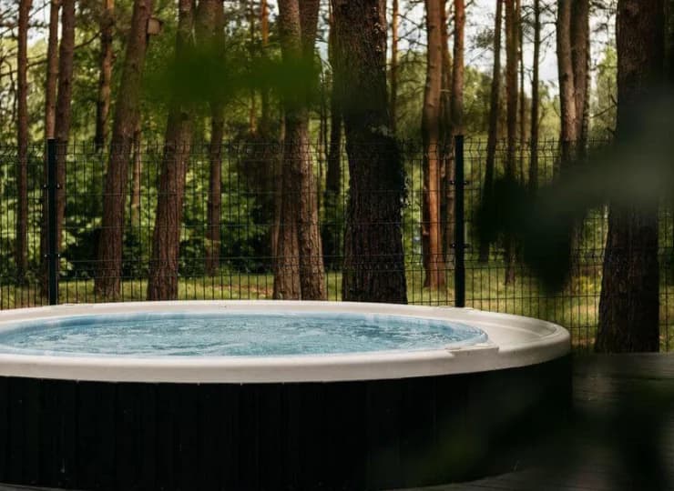 Wspaniałe otoczenie pozwoliło urządzić zewnętrzne jacuzzi
