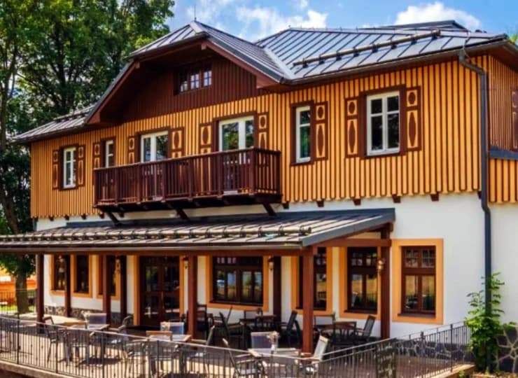 Hotel mieści się w najstarszym domu osady Rejvíz