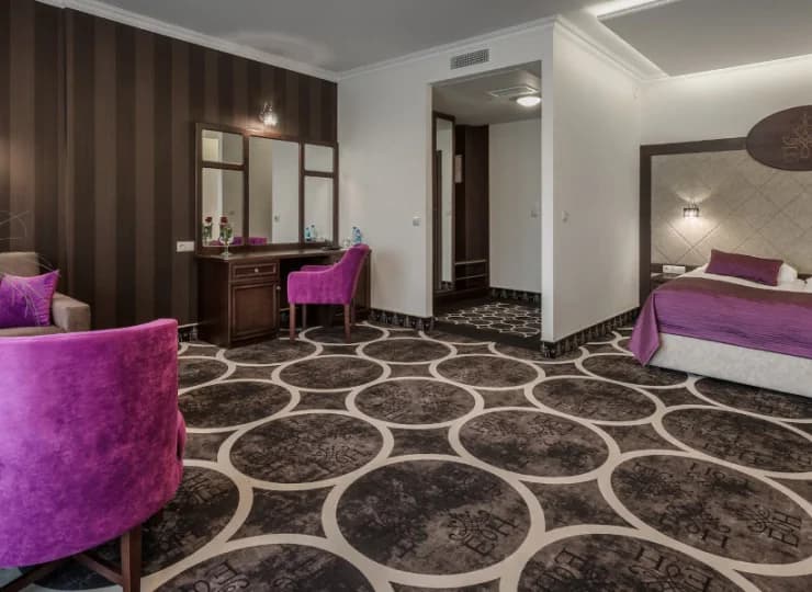 Na gości czekają tutaj eleganckie i klasycznie urządzone pokoje
