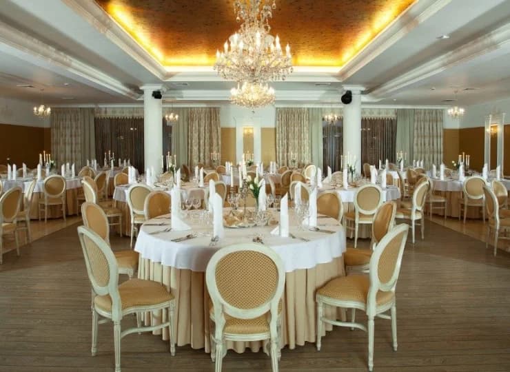 Sala Złota hotelowej restauracji urzeka efektownym wystrojem