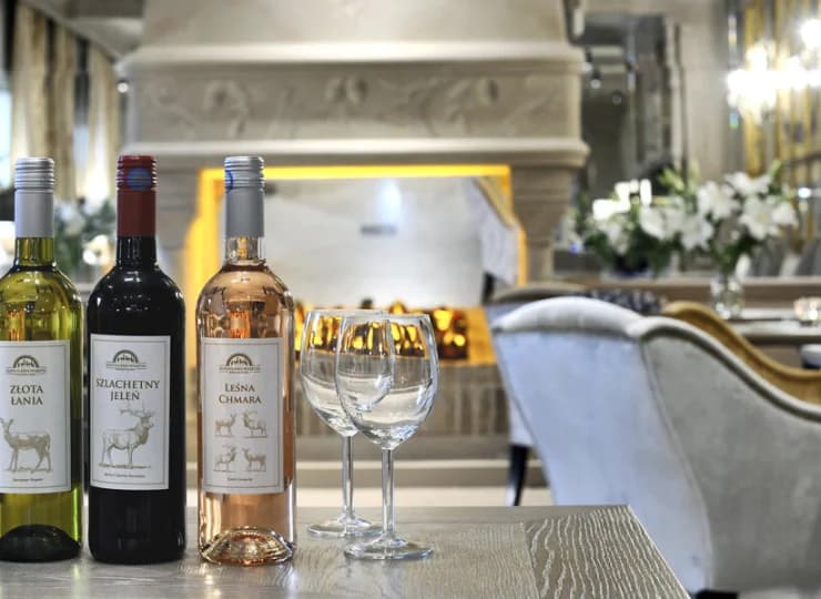 W stylowym drink barze można spróbować dedykowanych win