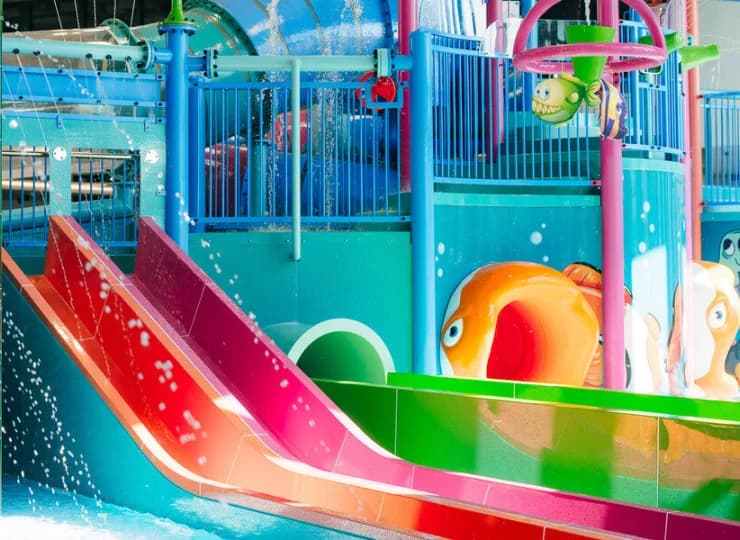 Park wodny jest wypełniony atrakcjami dla dzieci