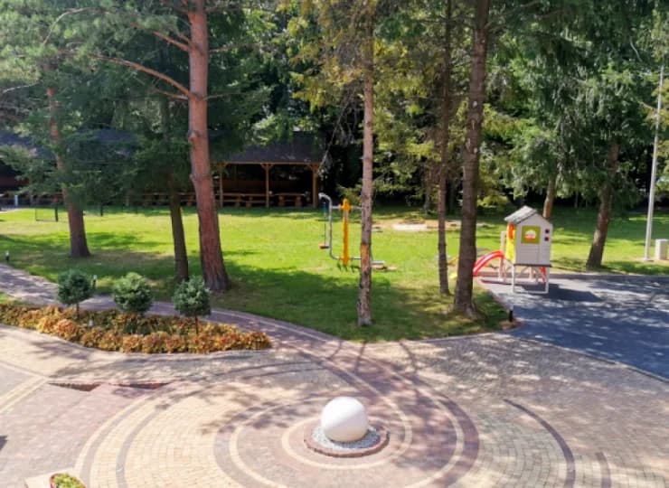 Hotel jest otoczony sporym ogrodem