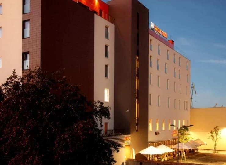 Hotel Hotton znajduje się na granicy gdyńskiego portu i stoczni, 250 m od morza