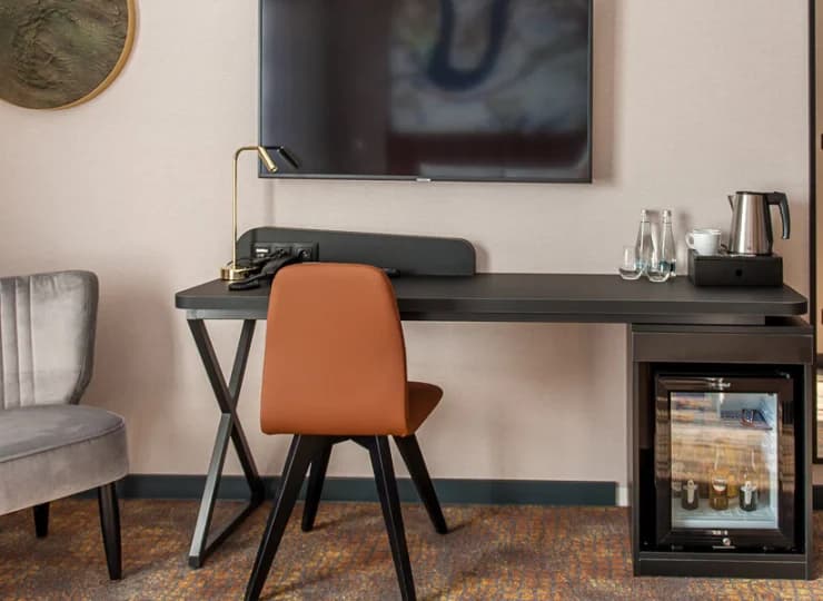 W każdym pokoju na gości czeka zestaw do parzenia kawy i herbaty, minibar, sejf