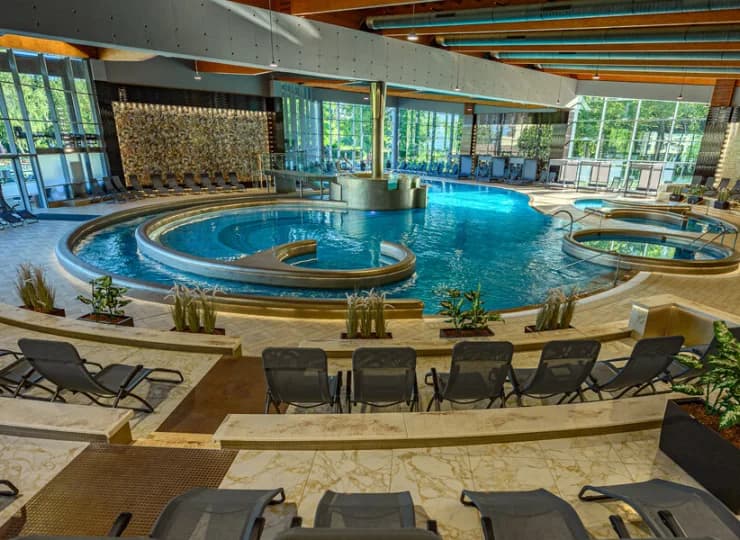 Hotel Azur posiada przestronną strefę wellness z basenem