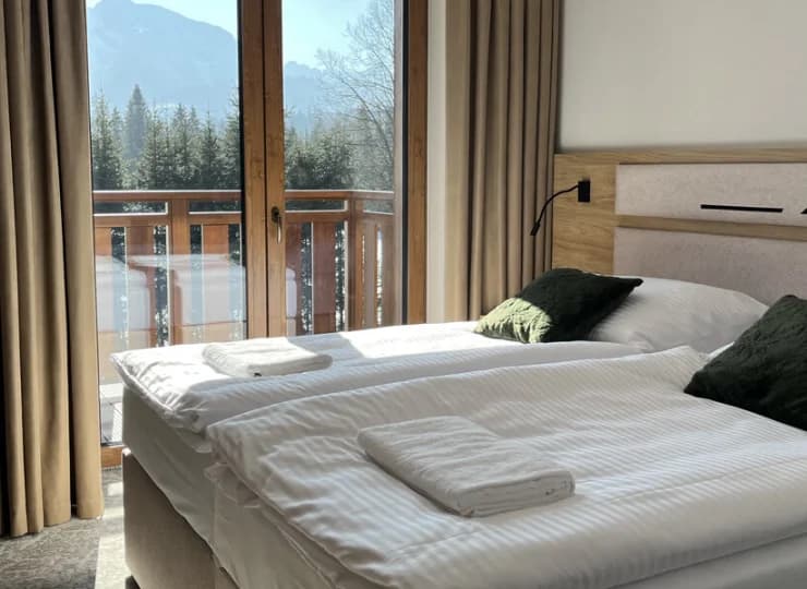 Niektóre pokoje mają balkon z widokiem na Tatry