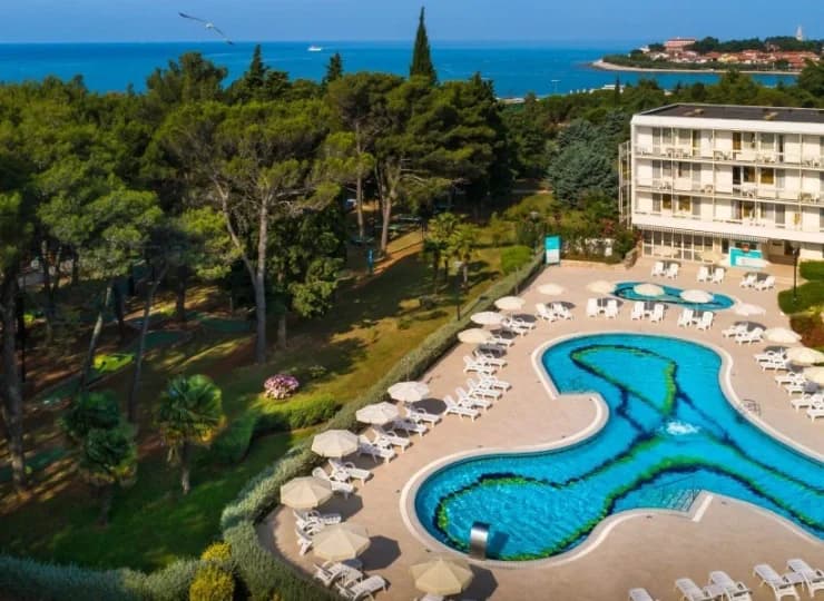 Aminess Laguna Hotel położony jest w Novigradzie