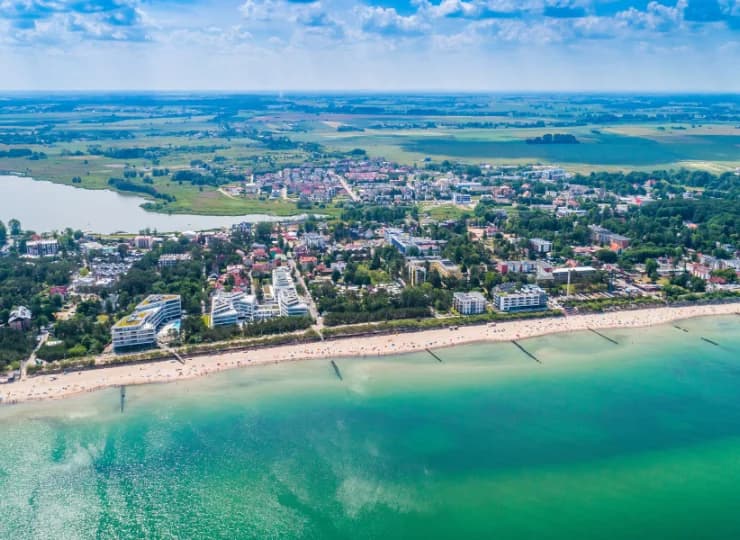 Jest zlokalizowany około 12 km od Mielna