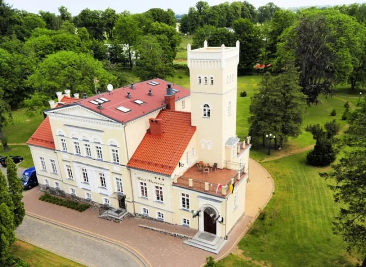 W urokliwym pałacyku mieści się połowa hotelowych pokoi