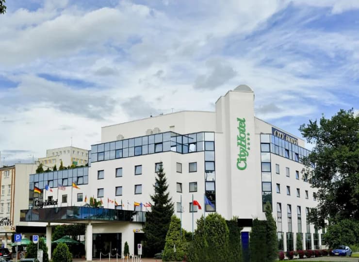 Hotel jest usytuowany w bliskiej odległości, ok. 800 m od Starego Miasta