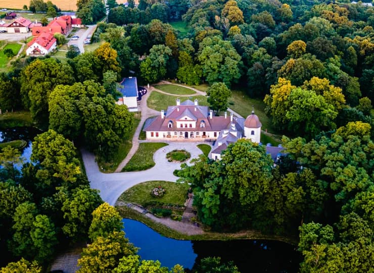 Budynki hotelowe są otoczone pięknym rozległym parkiem