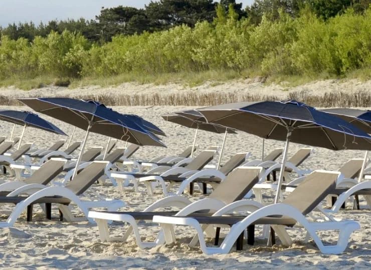 Na plaży na gości czekają leżaki, parasole i inne wygody