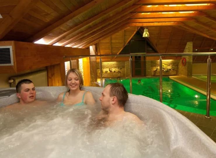 Jacuzzi jest atrakcyjnie umiejscowione na górnej kondygnacji basenu