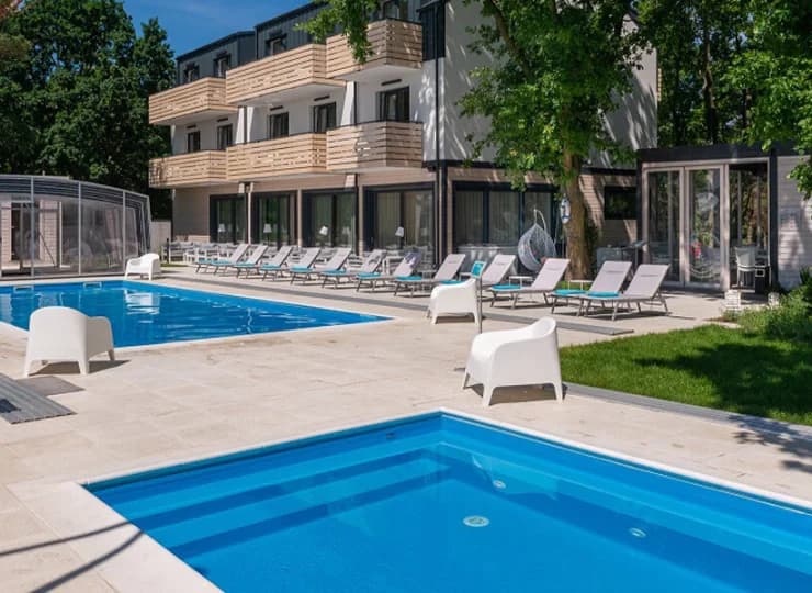 Latem serce resortu stanowi strefa basenowa