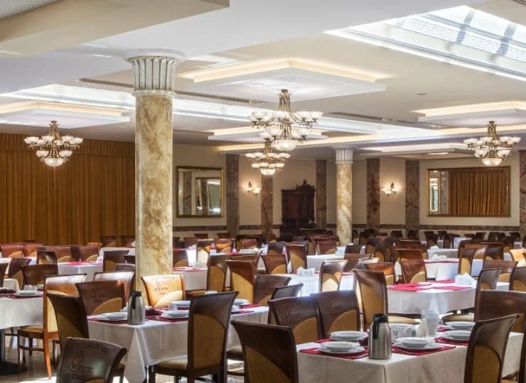 Restauracja codzienne serwuje śniadania i kolacje w formie bufetu