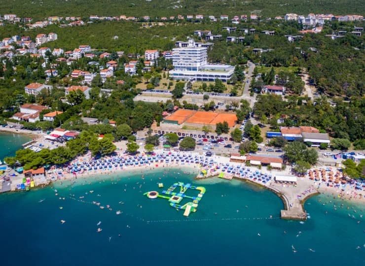 Plaża jest tu dobrze zagospodarowana