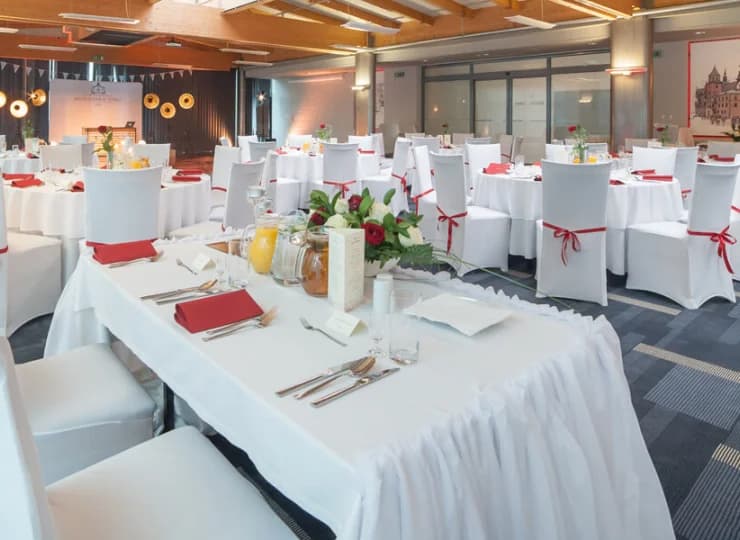 W hotelowej restauracji dzień zaczyna się od śniadania w formie bufetu