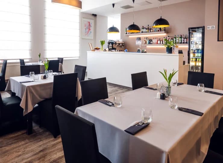 W hotelowej restauracji są serwowane dania kuchni europejskiej