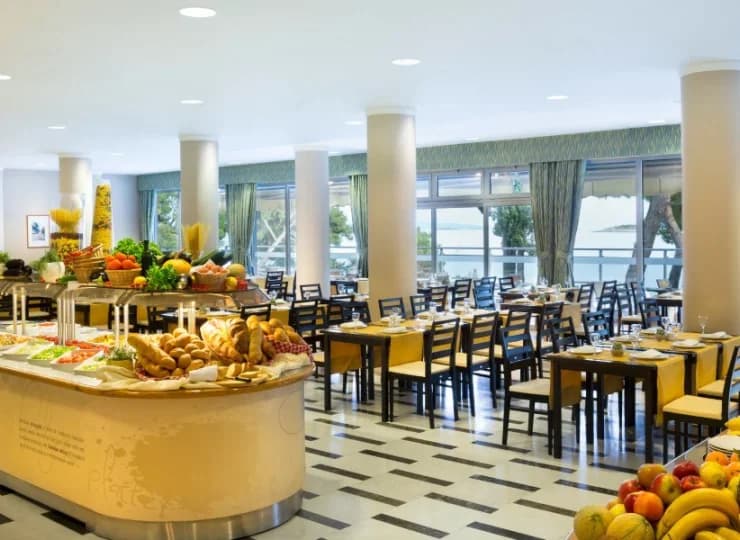 Codziennie podawane są śniadania, lunche i kolacje w formie bufetu