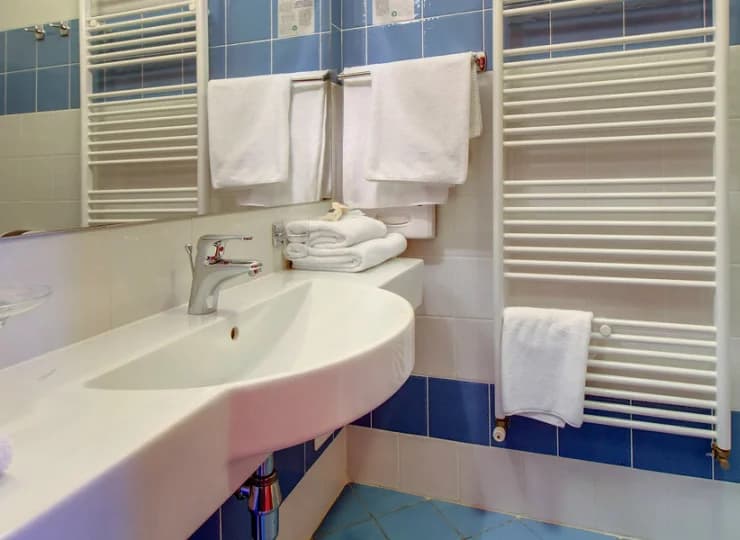 Każdy pokój posiada własną łazienkę z kabiną prysznicową