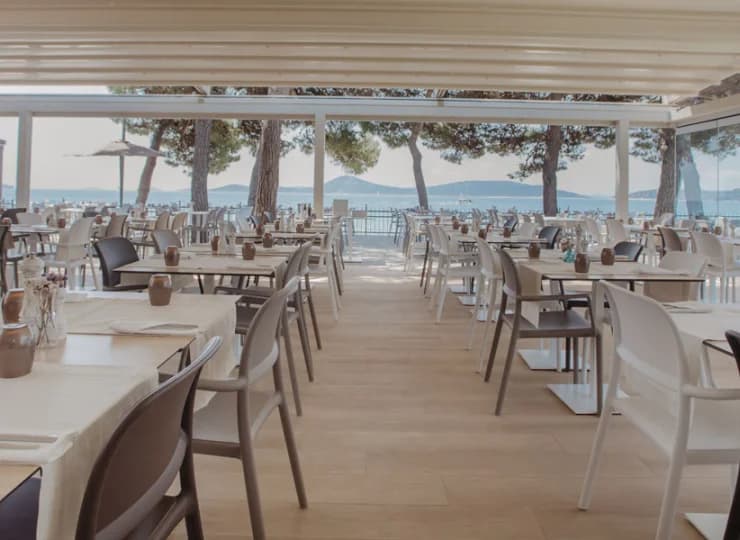 Restauracja dysponuje rozległym tarasem z widokiem na morze