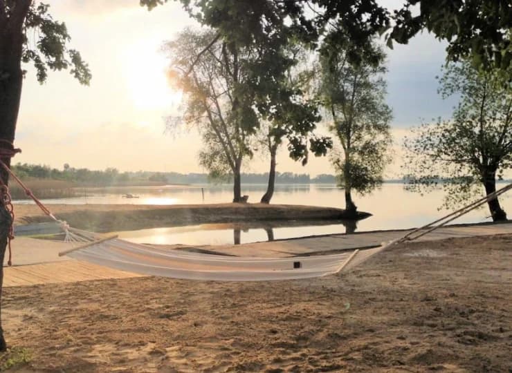 Hotel dysponuje prywatną plażą nad jeziorem Żnińskim
