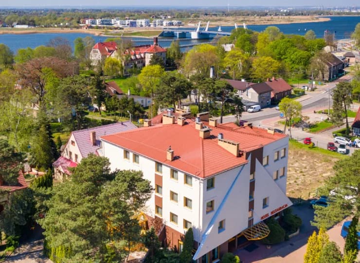 Hotel Bartan jest położony na Wyspie Sobieszewskiej