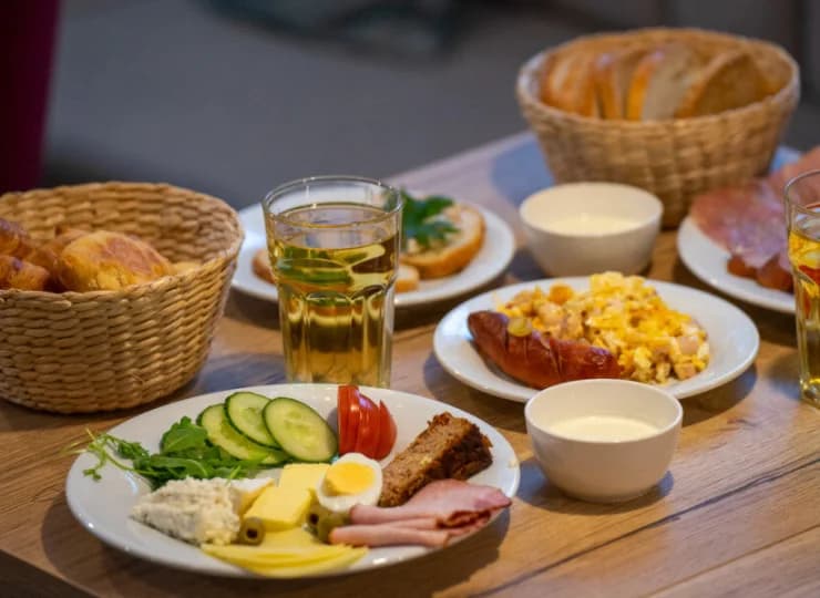Śniadania są serwowane do stolika