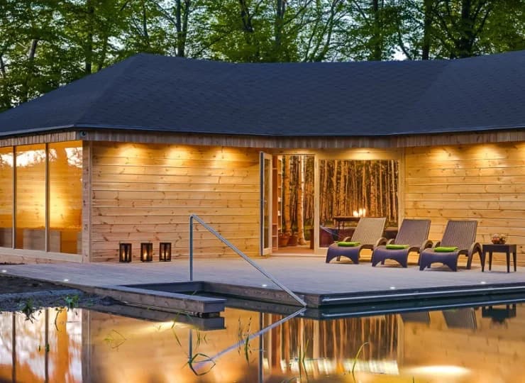 Ten komfortowy hotel dysponuje zewnętrzną strefą biowellness