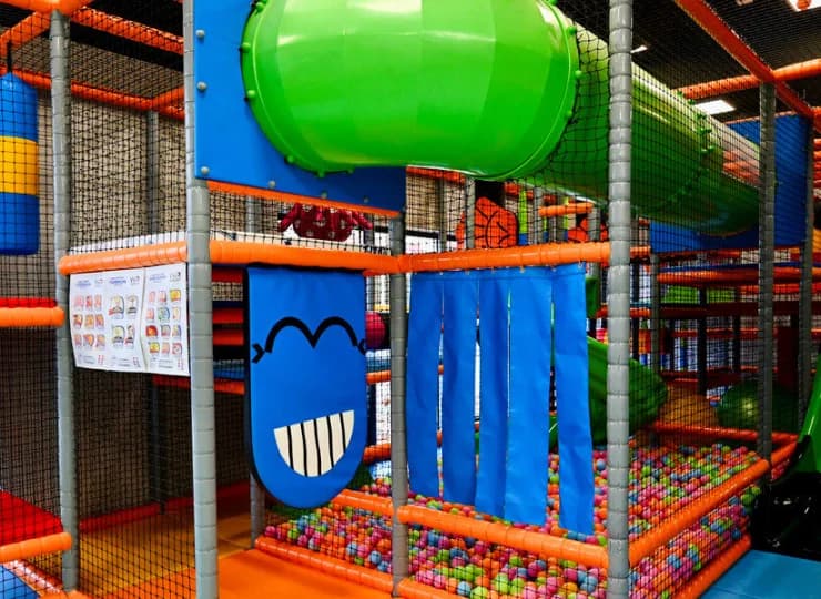 W Kids Clubie są zjeżdżalnie, trampoliny, baseny z piłeczkami