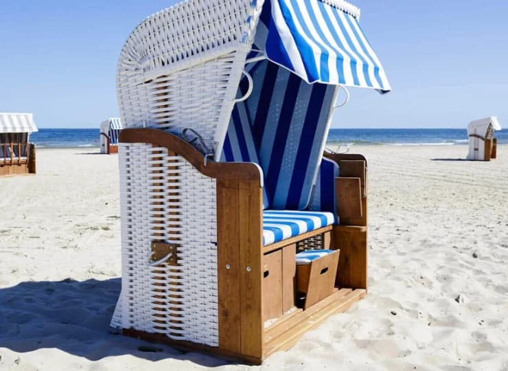 Hotel znajduje się blisko piaszczystej plaży, dzieli go od niej nadmorski park