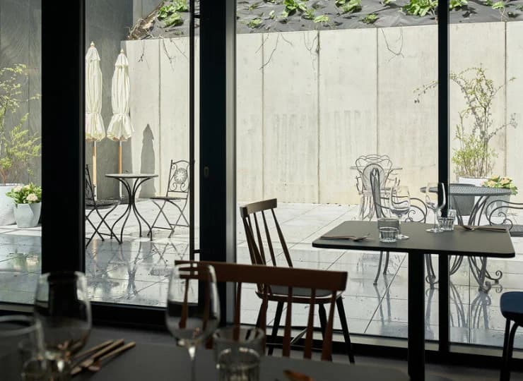 Restauracja ma wyjście na patio