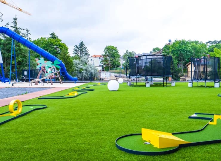Pośród zewnętrznych atrakcji jest mini golf