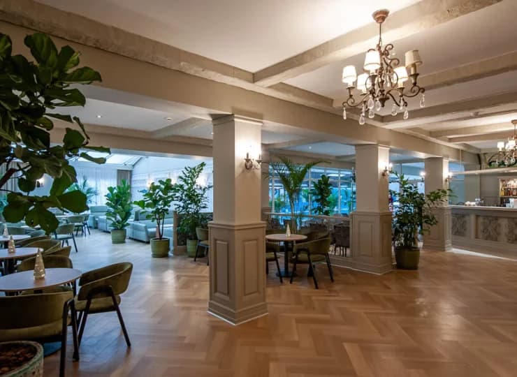 Jest także elegancka i spokojna restauracja a la carte oraz kawiarnia