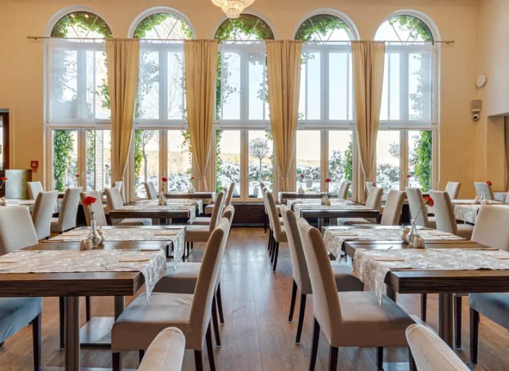 Hotel posiada przestronną salę restauracyjną