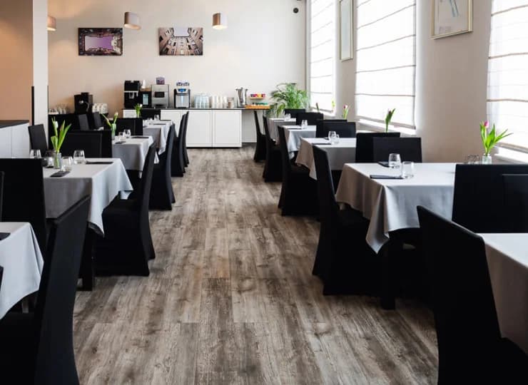 Sala śniadaniowa jest przestronna