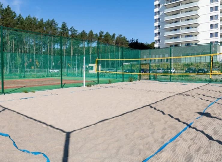 Tuż obok apartamentowca mieści się teren rekreacyjny