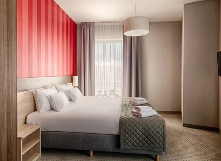 Każdy pokój jest wyposażony w TV, WiFi, zestaw do parzenia kawy i herbaty