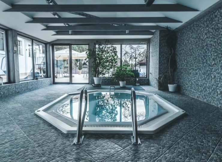 Sauny, basen i jacuzzi są dostępne do godz. 22:00