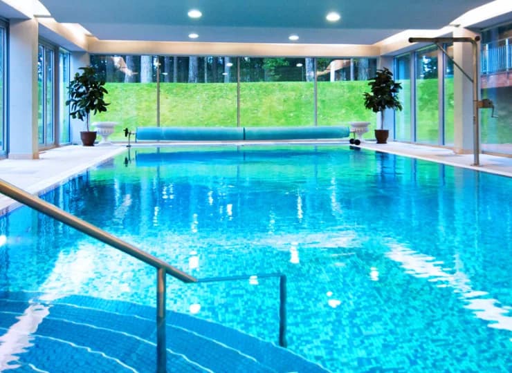 4-gwiazdkowy hotel posiada strefę wellness z krytym basenem