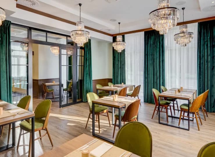 Hotel posiada stylową restaurację Krynicki Kredens