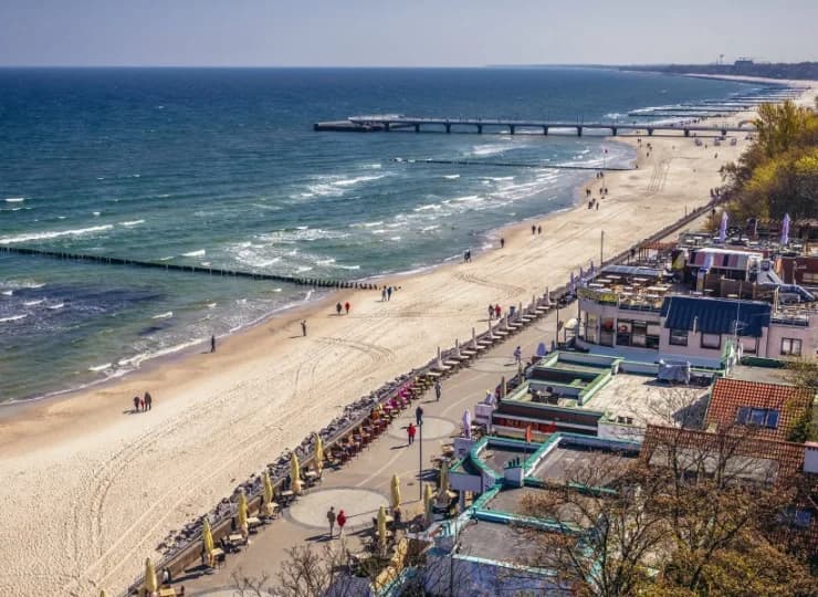 Dogodna lokalizacja pozwala na szybkie dotarcie do plaży