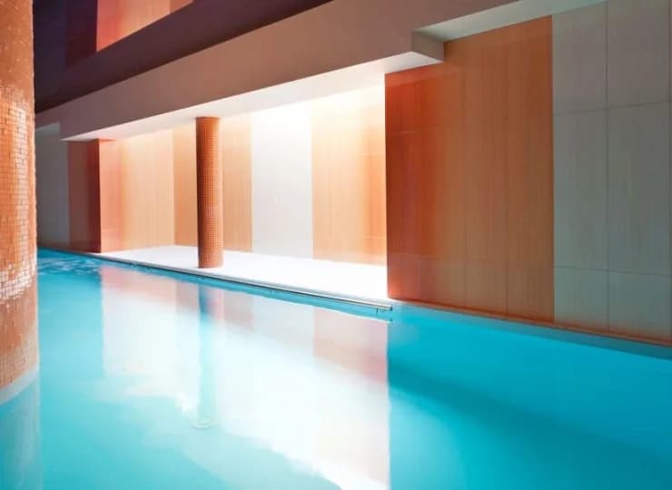 W strefie aqua urządzono basen, jacuzzi oraz nieckę solankową