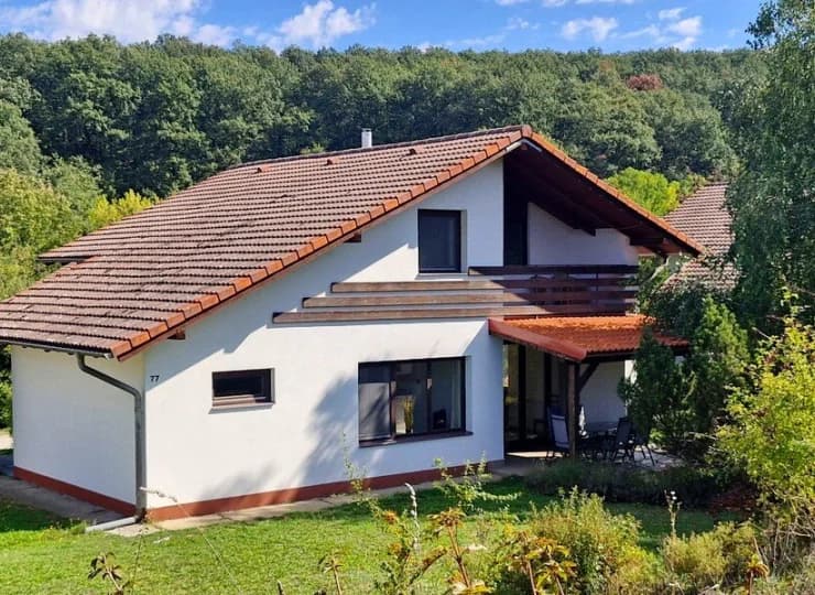 Domki są otoczone odprężającą zielenią