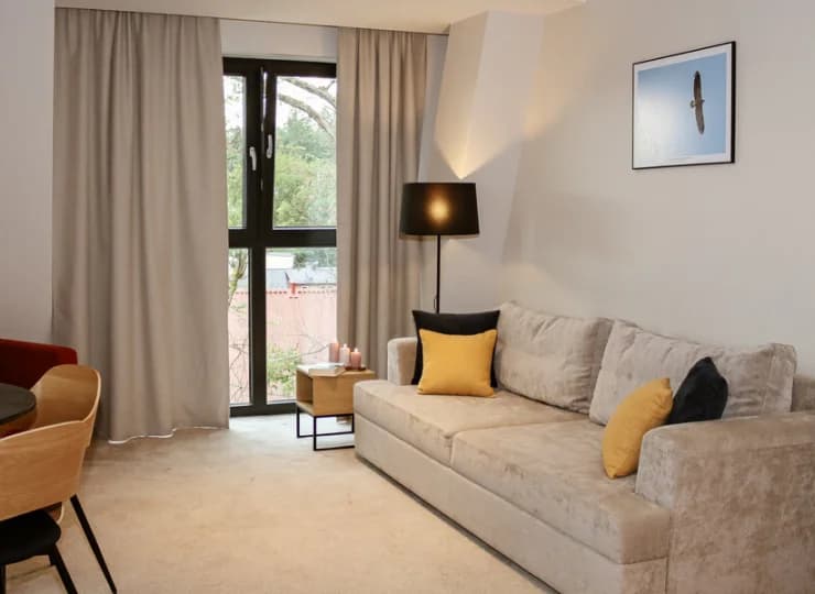 W każdym apartamencie jest stół z krzesłami