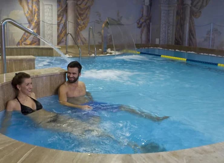 W basenie wydzielono strefę płytką dla dzieci, a także 3 wanny z hydromasażem