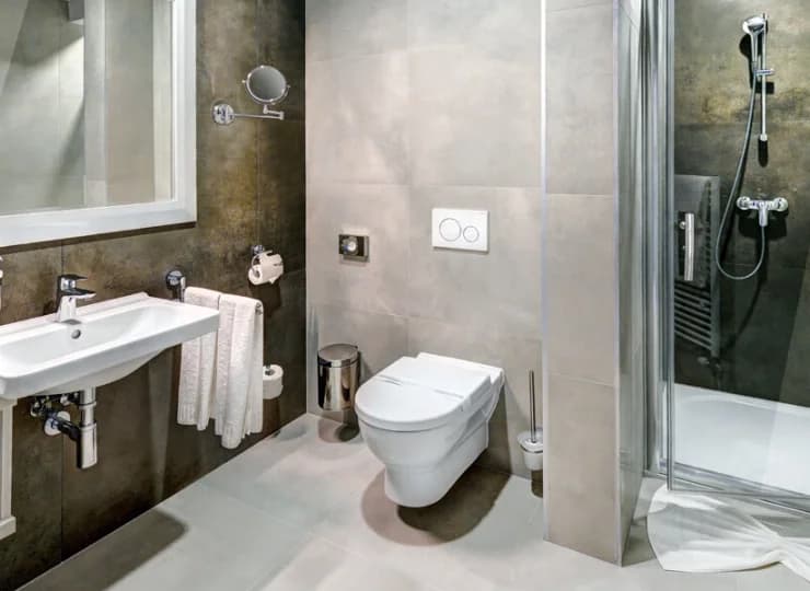 Każdy pokój i apartament dysponuje własną łazienką